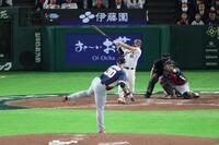 ８回、満塁本塁打を放つ村上（撮影・金田祐二）