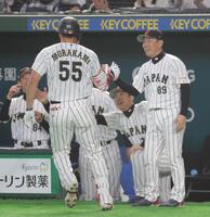 ８回、満塁本塁打を放った村上（左）を迎える井端監督（撮影・西岡正）