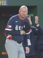 整列するチェコのハジム監督