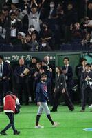 声援に応えるチェコ・サトリア（撮影・金田祐二）