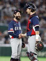 　ＷＢＣ日本戦に先発し、５回途中の降板の際にチームメートと握手するチェコのオンジェイ・サトリア（左）