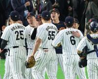 ナインを迎える大谷ら（撮影・金田祐二）