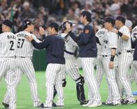 チェコに勝利し、ナインとタッチを交わす大谷（中央）＝撮影・西岡正