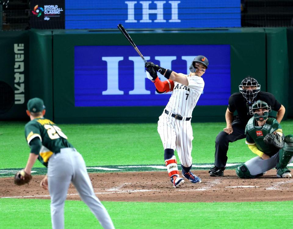 　８日の豪州戦で適時二塁打を放つ佐藤輝