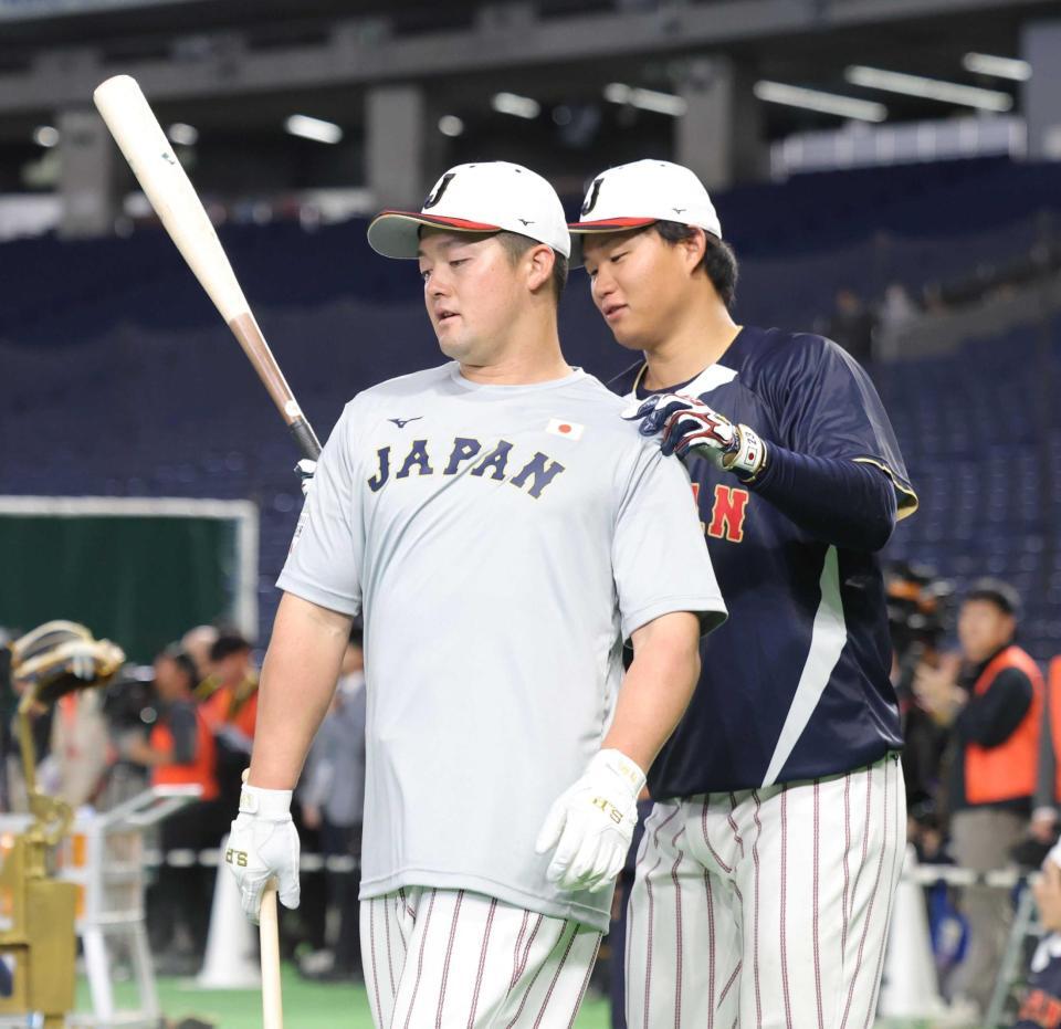 　練習の合間、牧（左）と話す森下＝４日