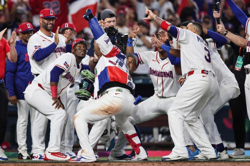 　７回、Ｊ・ソトの２ランでコールド勝ちを決め喜ぶドミニカ共和国の選手ら（ゲッティ＝共同）