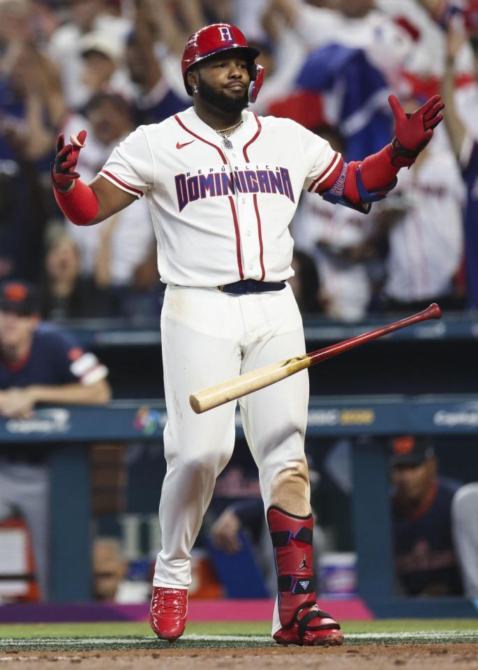 オランダ戦の３回、２ランを放ったゲレロ＝１０日（ゲッティ＝共同）