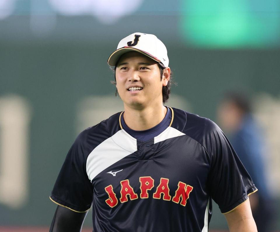 キャッチボールを終え、笑顔を見せる大谷