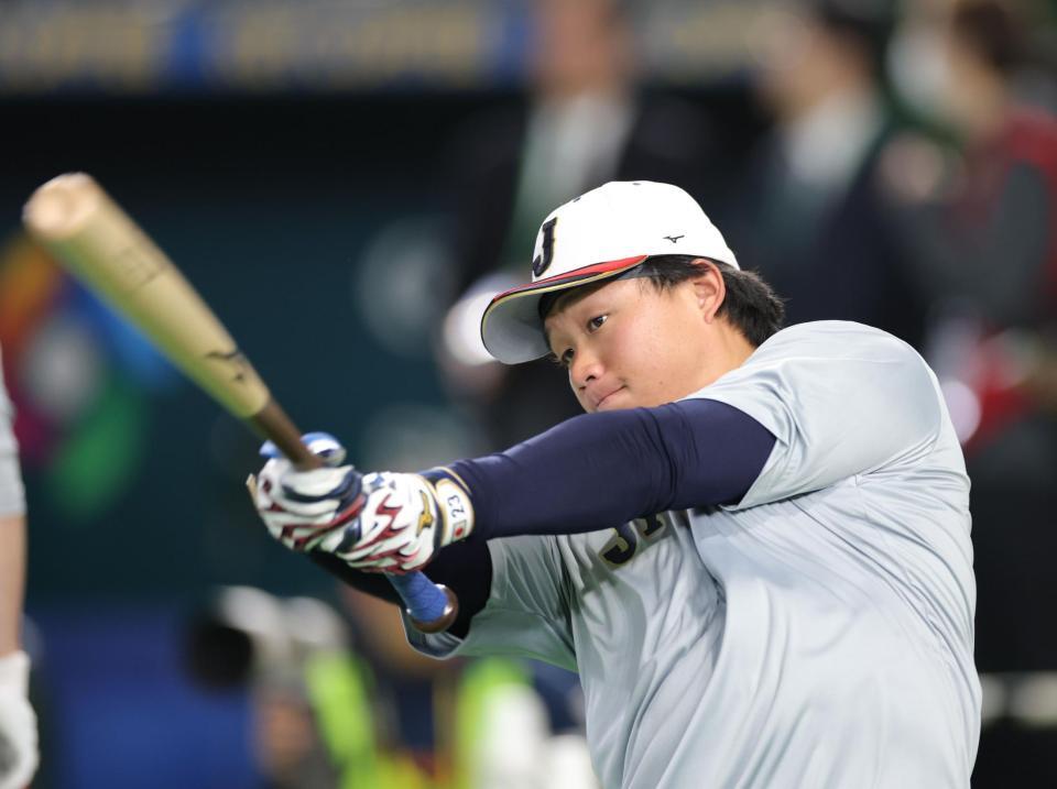 打撃練習で素振りする森下（撮影・西岡正）