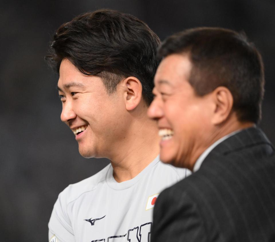 試合前に原辰徳氏（右）と談笑する菅野（撮影・堀内翔）