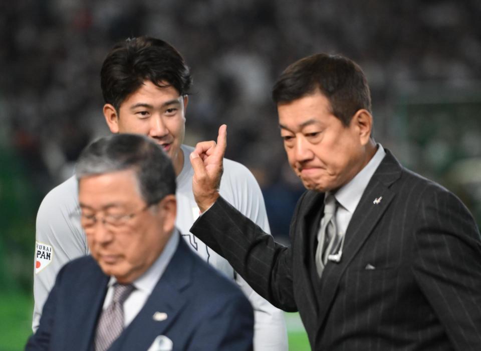 試合前に原辰徳氏（右）と言葉を交わした菅野（撮影・堀内翔）