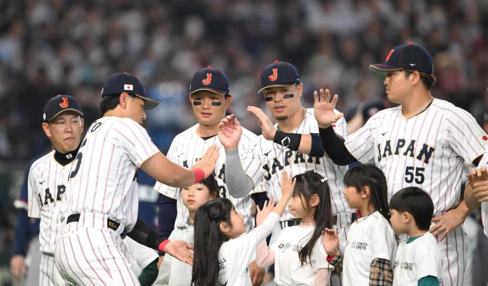 選手紹介でタッチを交わす森下（中央左から）佐藤輝（撮影・堀内翔）