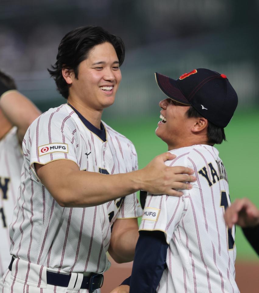 山本（右）と笑顔で話す大谷