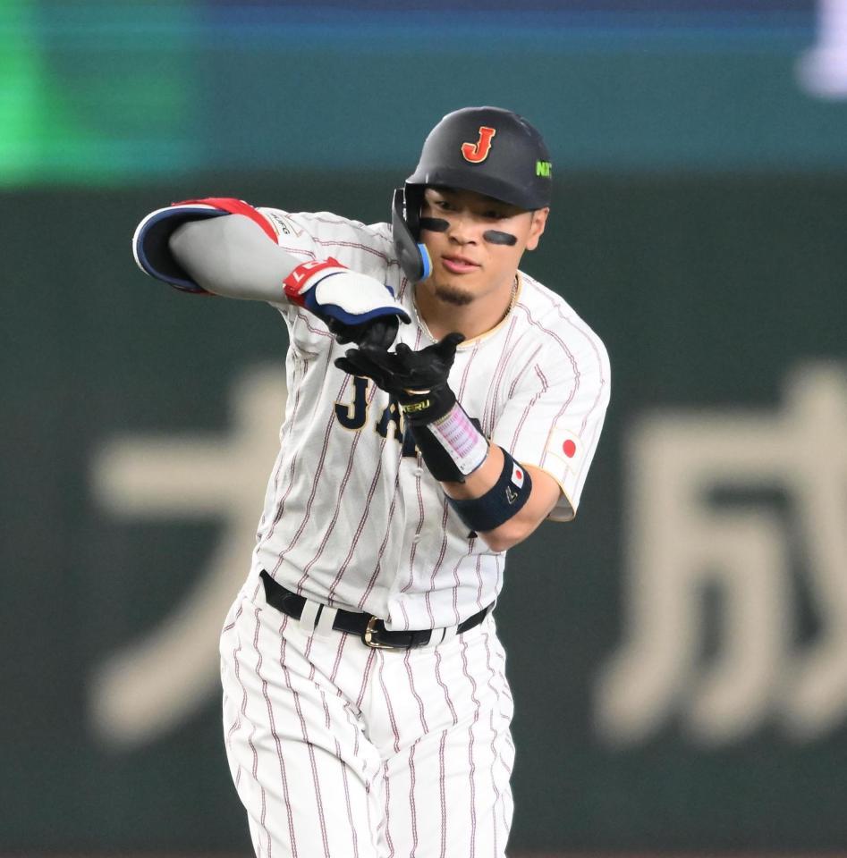 １回、二塁打を放ちお茶たてポーズを披露する佐藤輝（撮影・堀内翔）