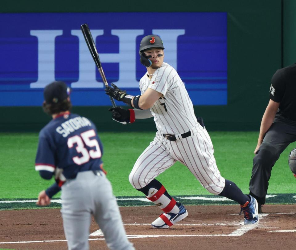 １回、二塁打を放つ佐藤輝（撮影・金田祐二）