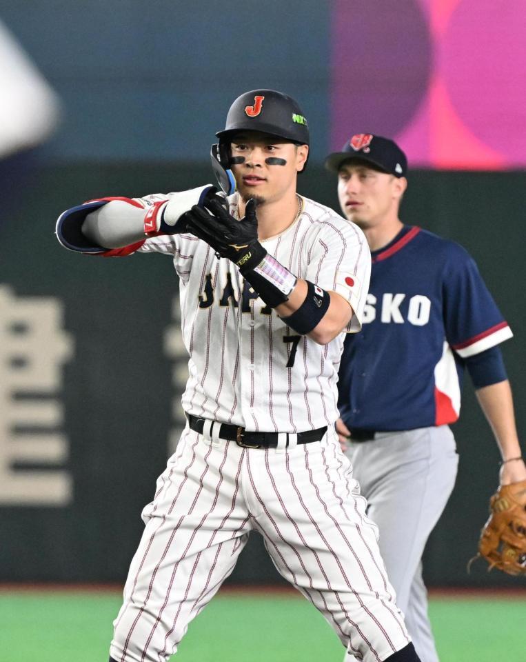 １回、左翼線二塁打を放ち、ポーズを決める佐藤