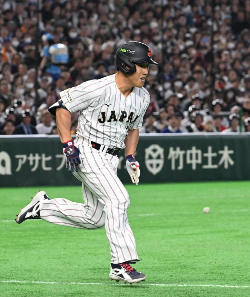 ４回、三塁内野安打で、懸命に駆ける吉田