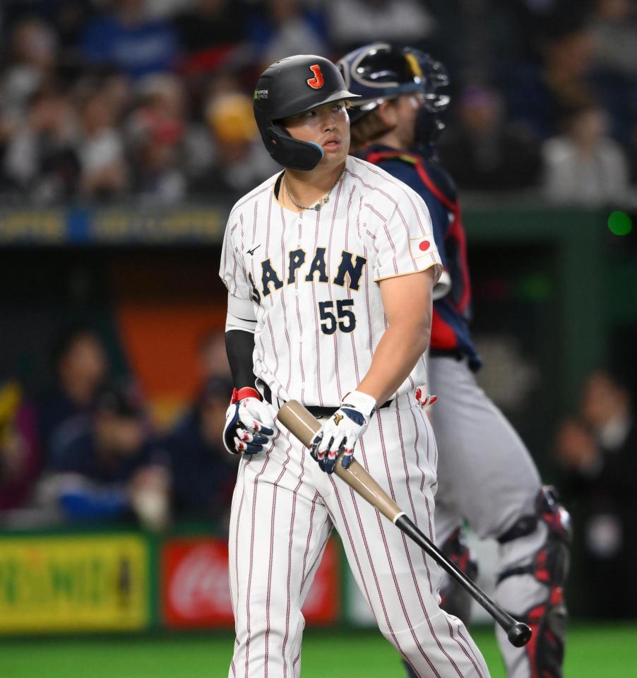 ６回、空振り三振に倒れた村上（撮影・堀内翔）