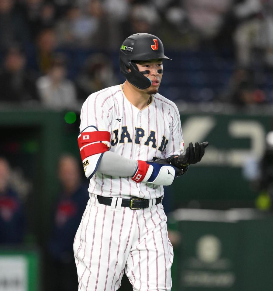 ８回、死球を受けた佐藤輝（撮影・堀内翔）