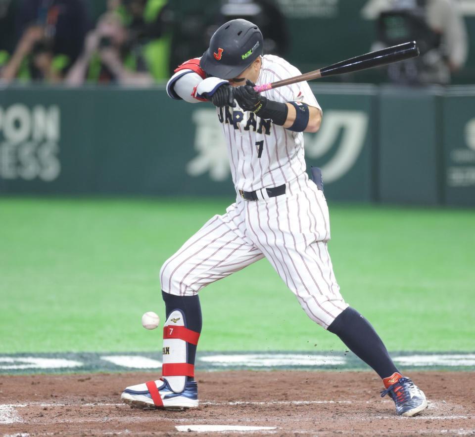 ８回日本無死、死球を受ける佐藤輝（撮影・西岡正）