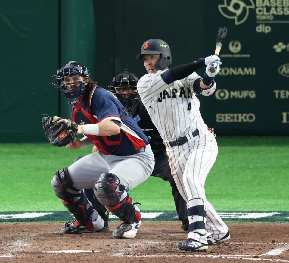 ８回、二塁打を放つ若月（撮影・金田祐二）