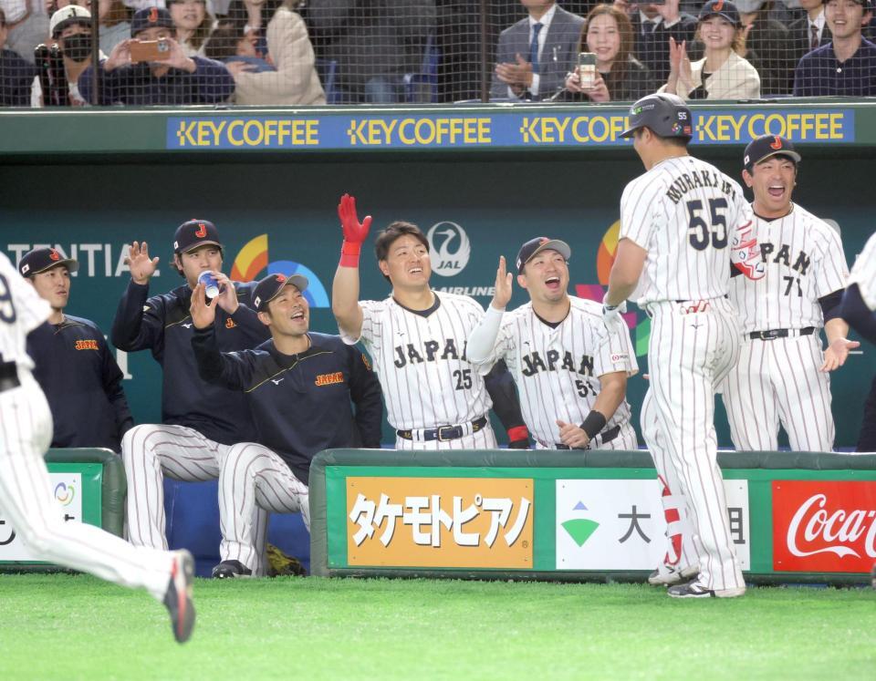 ８回、満塁本塁打を放った村上（５５）を迎える日本ナイン（撮影・西岡正）