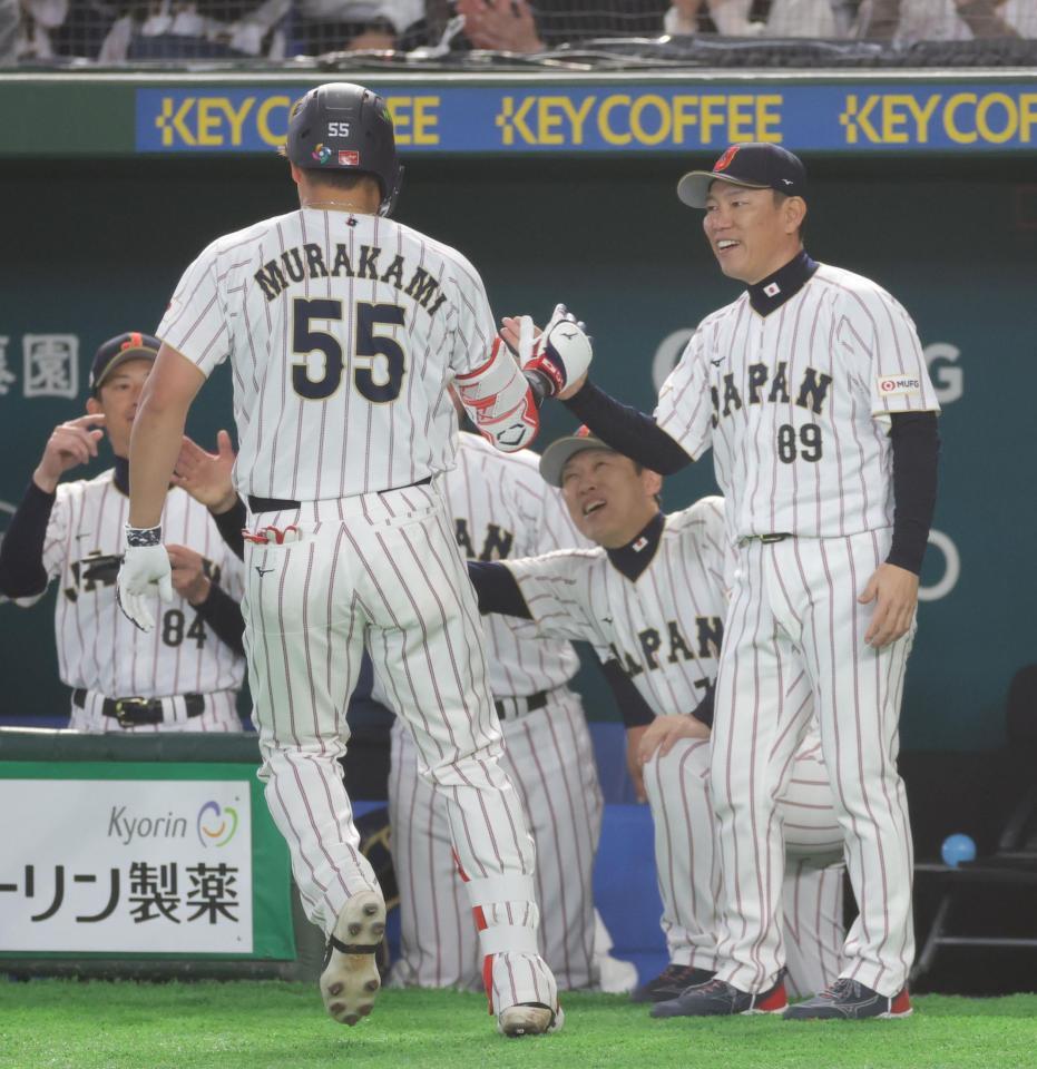 ８回、満塁本塁打を放った村上（左）を迎える井端監督（撮影・西岡正）