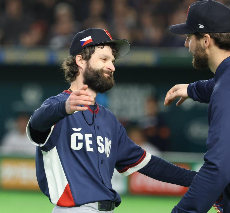 ナインと抱き合うサトリア（左）