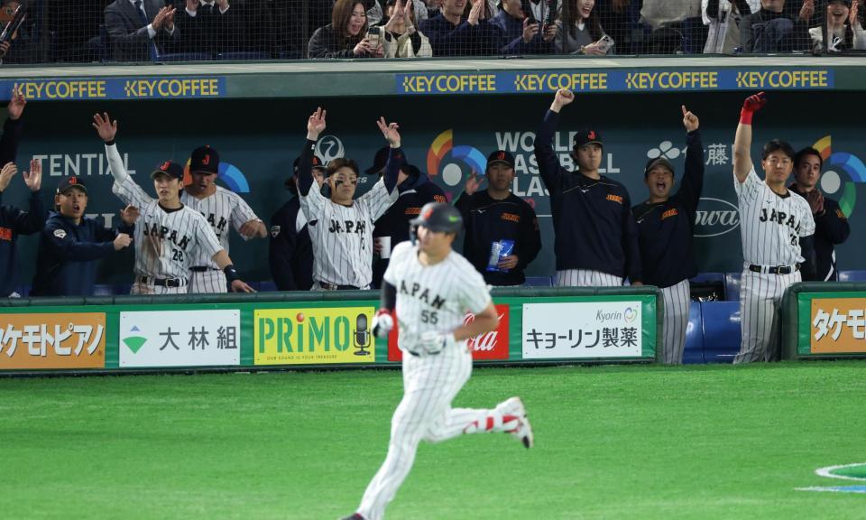 ８回、村上の満塁本塁打に喜ぶ日本ベンチ（撮影・金田祐二）