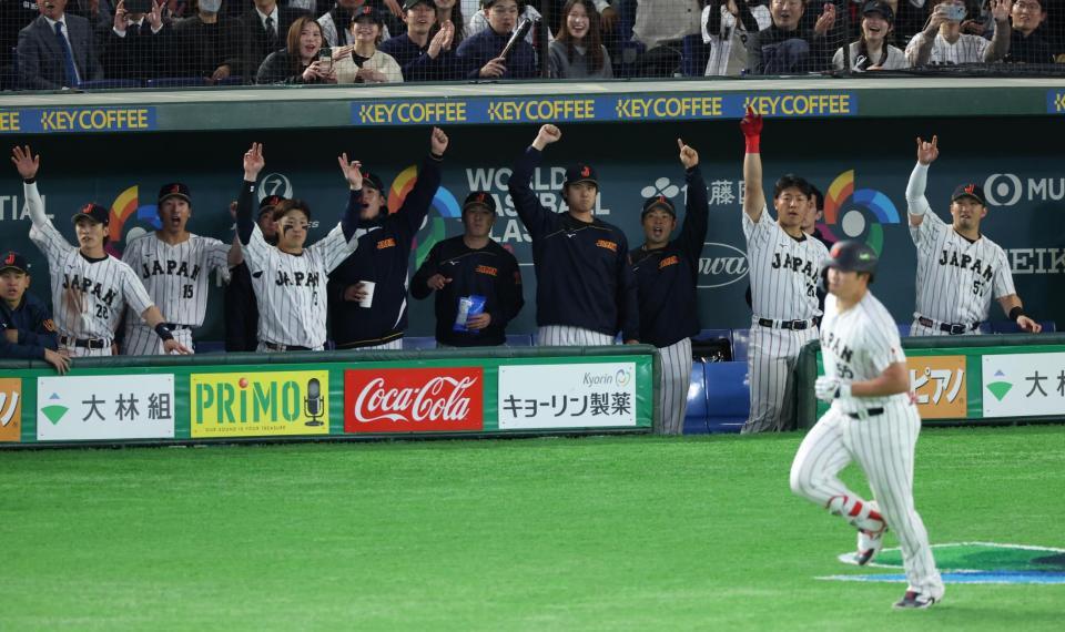 ８回、村上の満塁本塁打に喜ぶ日本ベンチ（撮影・金田祐二）