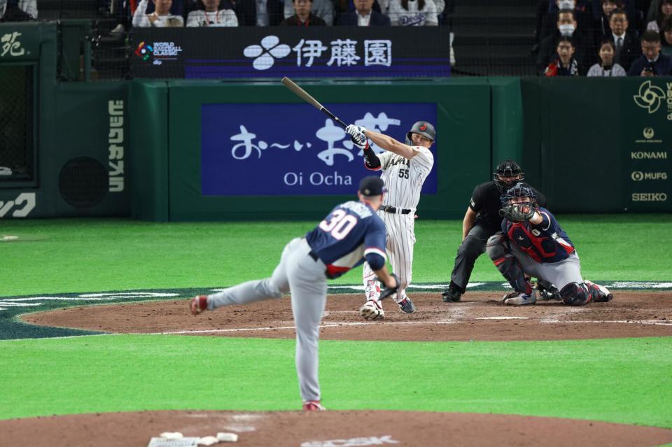 ８回、満塁本塁打を放つ村上（撮影・金田祐二）