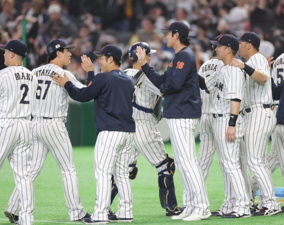 チェコに勝利し、ナインとタッチを交わす大谷（中央）＝撮影・西岡正