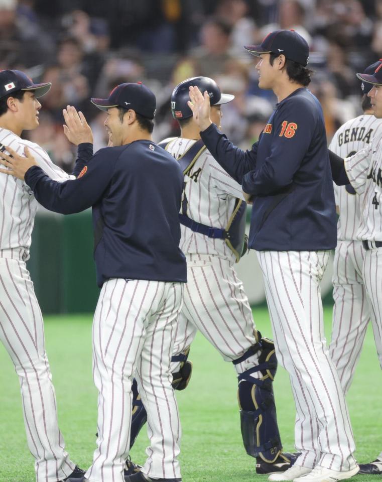 チェコに勝利し、ナインとタッチを交わす大谷（右）＝撮影・西岡正