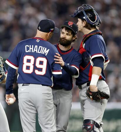 　ＷＢＣ日本戦に先発し、５回途中の降板の際にハジム監督（左）と言葉を交わすチェコのオンジェイ・サトリア（中央）