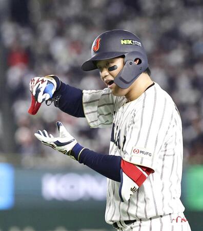 　お茶たてポーズを決める森下