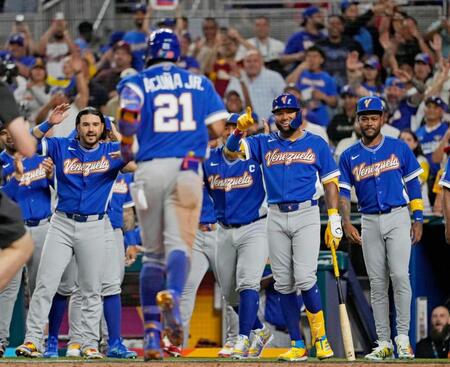 　３回、ソロを放ったアクーニャ（２１）を迎えるベネズエラの選手たち（共同）