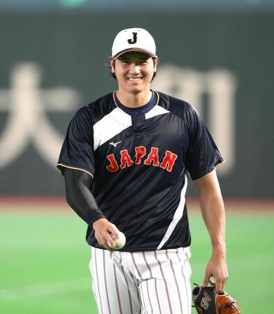 試合前のキャッチボール終えてベンチに戻る大谷（撮影・堀内翔）