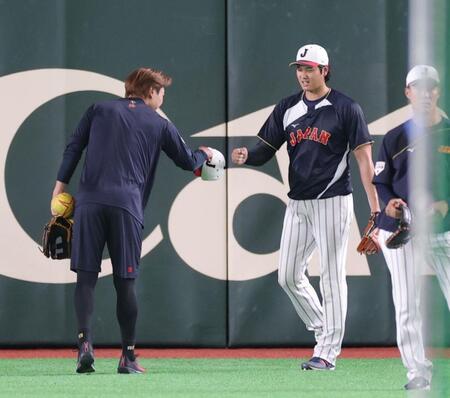 チェコ戦で先発予定の高橋（左）とタッチを交わす大谷（撮影・西岡正）