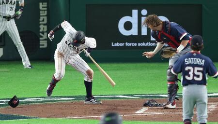 ４回、チェコ・チェルベンカのヘルメットを足に当てててしまい謝る小園（撮影・金田祐二）