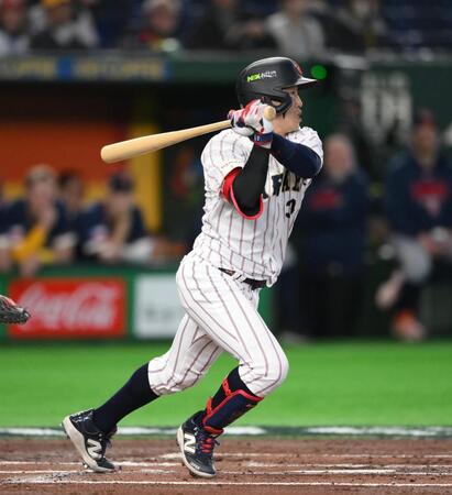 ２回、小園が中前打を放つ（撮影・堀内翔）