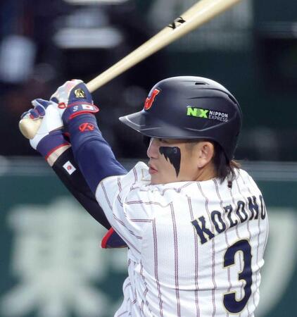 ２回、中前打を放つ小園（撮影・西岡正）