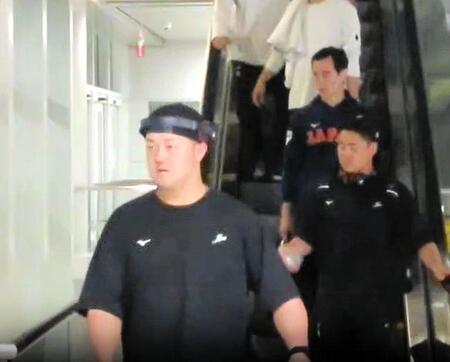 　マイアミ国際空港に到着した牧