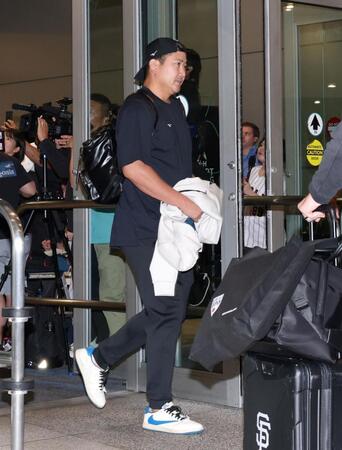 マイアミに到着した菅野（撮影・伊藤笙子）