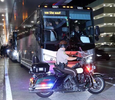 マイアミに到着した侍ジャパンナインを乗せたバスと先導する警察のバイク（撮影・伊藤笙子）