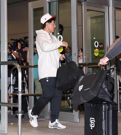 マイアミに到着した岡本（撮影・伊藤笙子）