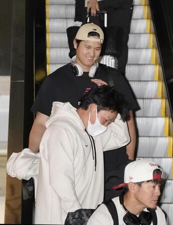 　米マイアミの空港に到着し、笑顔を見せるＷＢＣ日本代表の大谷翔平（奥）ら＝11日（共同）