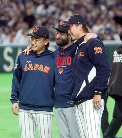 試合後、笑顔で記念撮影する（左から）宮城、チェコのサトリア、高橋宏＝１０日