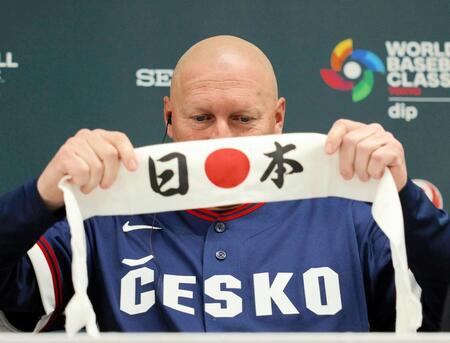 　会見場に日本のハチマキを持ち込んだチェコ代表・ハジム監督（読売新聞社提供）