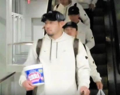 　マイアミ国際空港に到着した菊池雄星