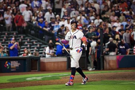 ９回、空振り三振で最後の打者となったジャッジはぼう然と引き揚げる（写真提供・ロイター／アフロ）